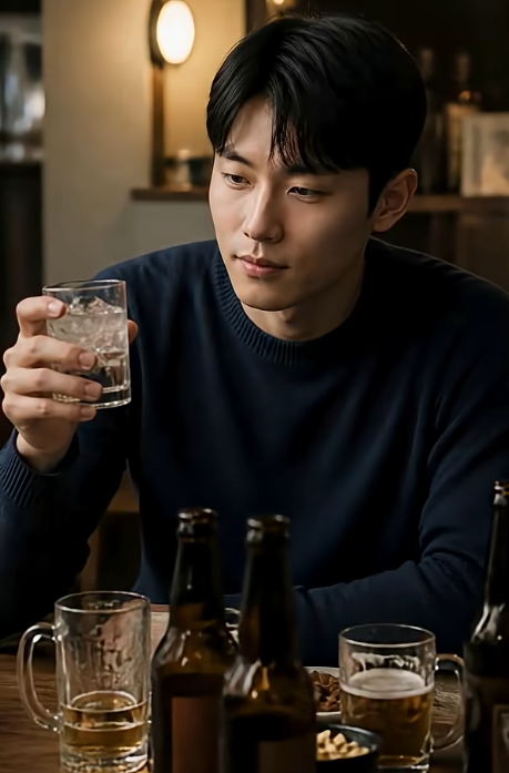 술자리에서 술을 마시지 않고 물끄러미 잔을 들고 있는 남성